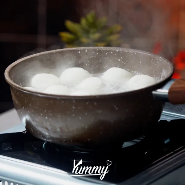Rebus dango sampai matang dan mengembang, lalu masukan ke air dingin