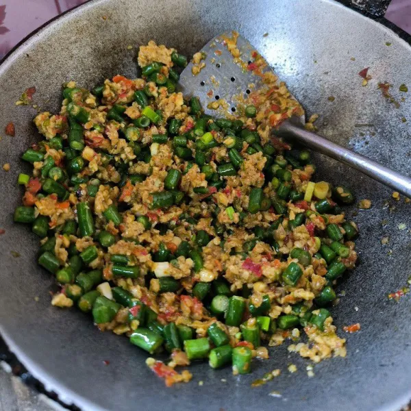 Terakhir masukkan tempe dan daun bawang aduk rata dan masak hingga bumbu meresap. Jangan lupa koreksi rasanya terlebih dahulu.