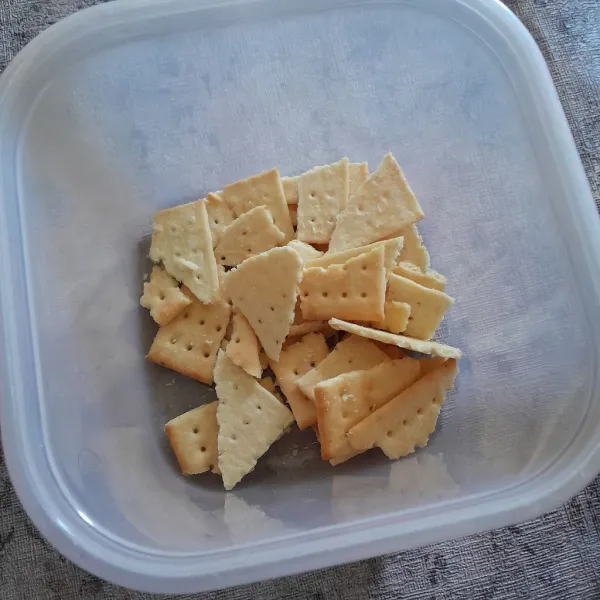 Hancurkan biskuit dalam wadah