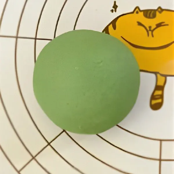 Sisa sedikit adonan. Tambahkan pewarna makanan hijau kebagian yang banyak. Uleni adonan hingga kalis, lalu diamkan kurang lebih selama 30 menit hingga mengembang dua kali lipat.