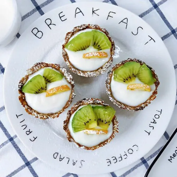 Setelah matang, lepaskan dari cetakan kertas. Tuangkan yogurt secukupnya ke dalam mangkuk oat.