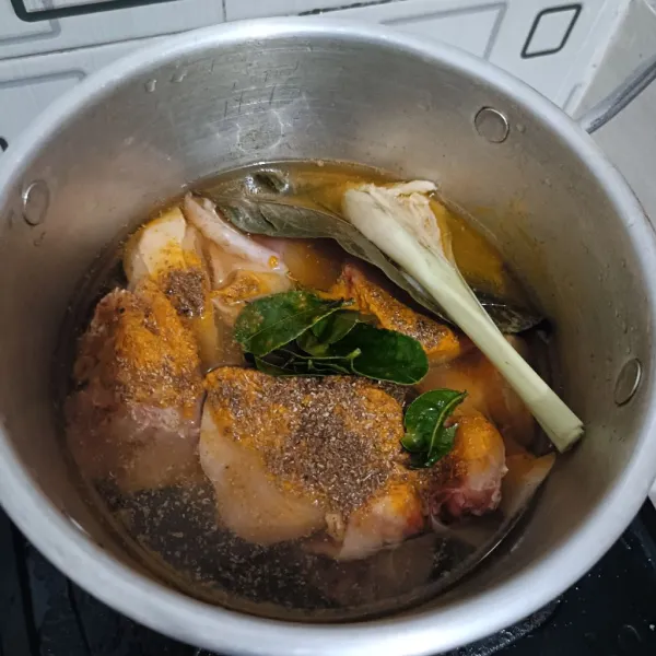 Masukkan ayam dan bumbu-bumbu ke dalam panci
