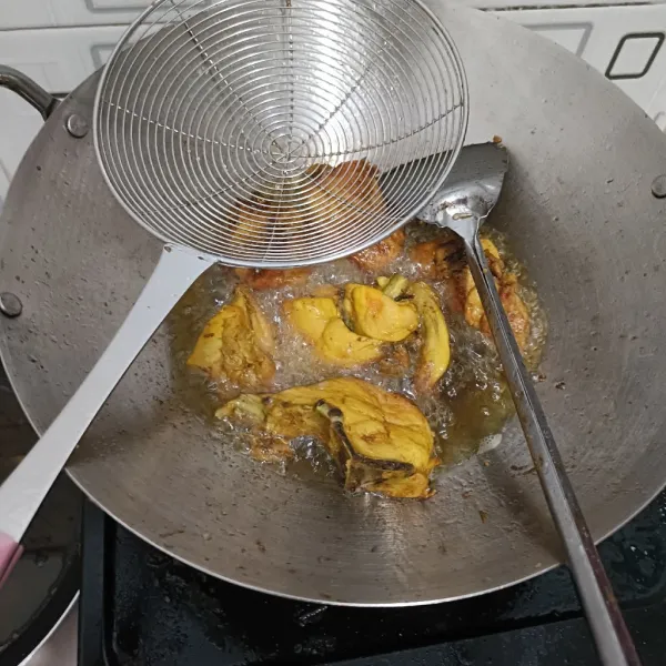 Lalu goreng agak kering, setelah matang tiriskan