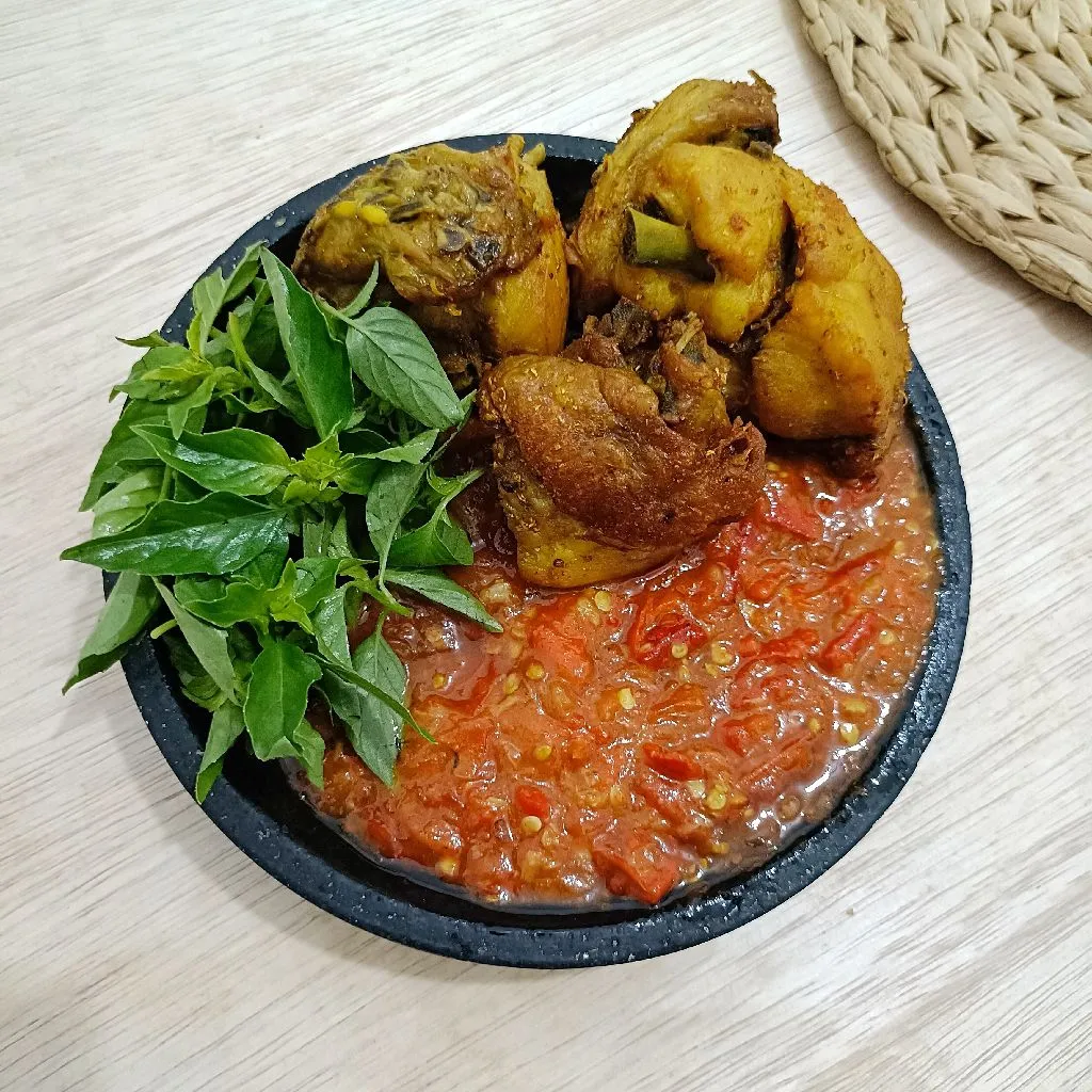 Lalapan Ayam Goreng Kemangi