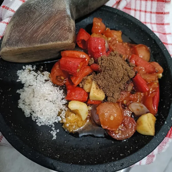 Lalu pindahkan ke cobek, tambahkan gula, garam, terasi bubuk dan sedikit kaldu bubuk,