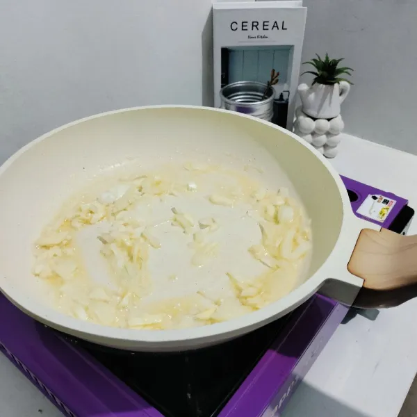 Kemudian tumis bawang putih dan bawang bombay hingga harum