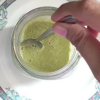 Beri 50 ml air panas (sisa), lalu aduk merata.