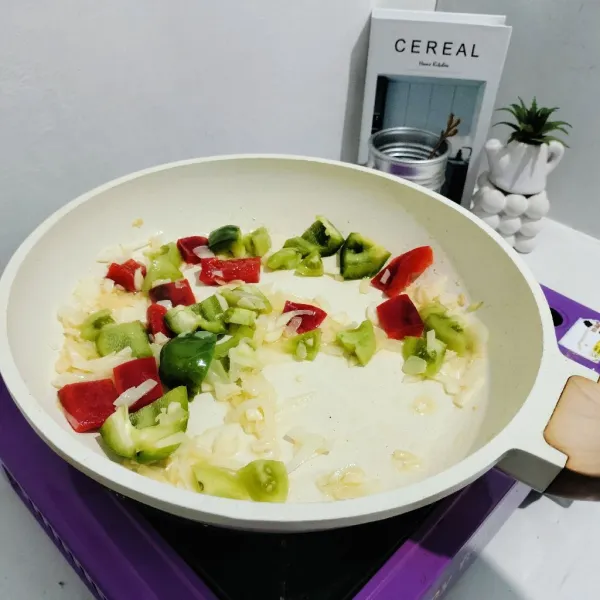 Kemudian masukkan potongan paprika merah dan hijau hingga harum