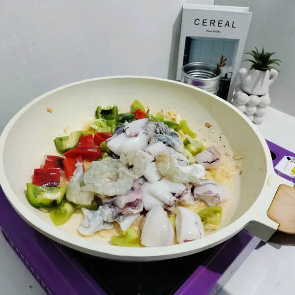 Kemudian masukkan cumi udang dan tambahkan air secukupnya masukkan garam merica bubuk dan penyebab rasa gula pasir aduk sampai rata