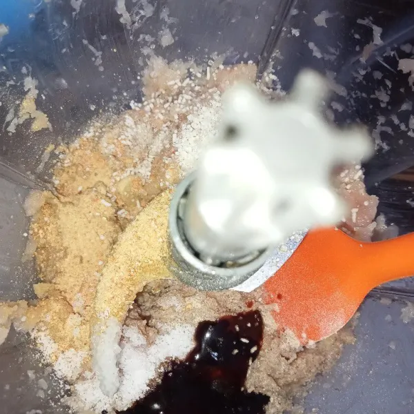 Tambahkan bawang putih bubuk, saus tiram, kecap asin, minyak wijen, dan kaldu jamur. Kemudian, blender sebentar hingga cukup rata.