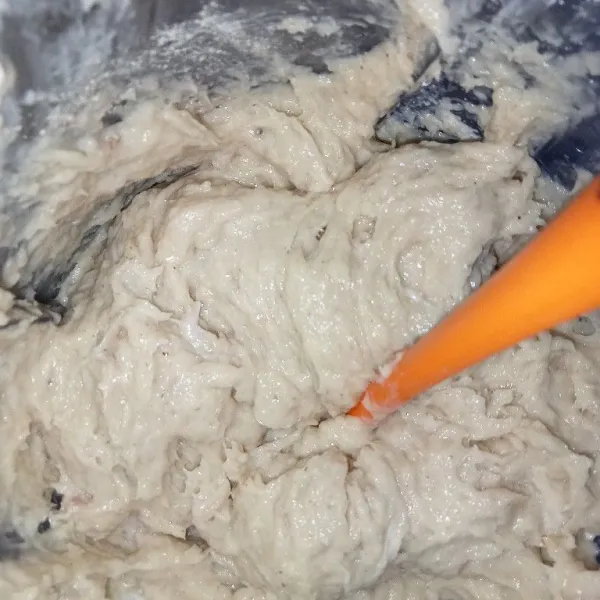 Aduk rata menggunakan spatula.