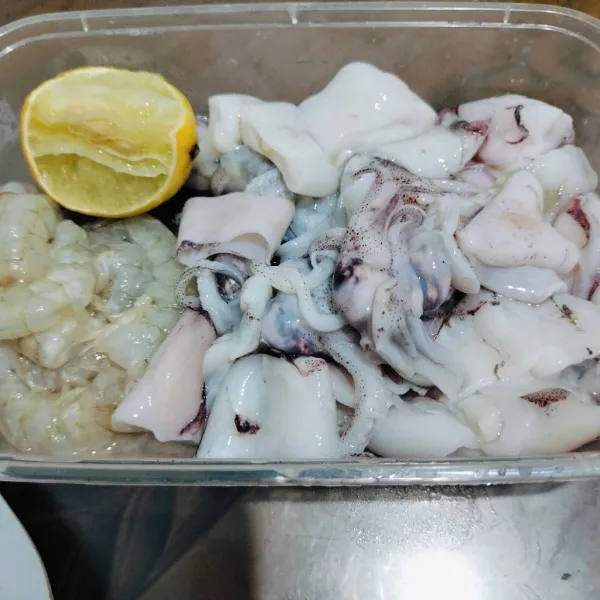 Cuci bersih udang dan cumi kemudian lumuri dengan jeruk nipis