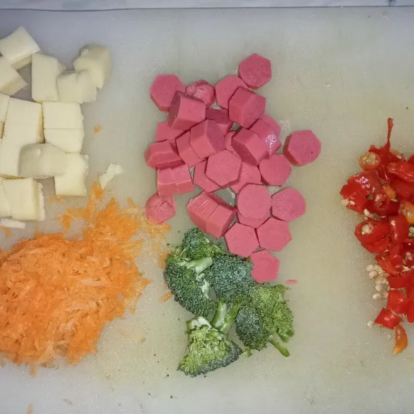 Siapkan topping dan potong kecil, kemudian sisihkan.