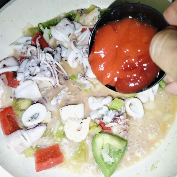 Kemudian masukkan saos tomat dan saus sambal tambahkan saos tiram masak hingga matang dan siap di sajikan