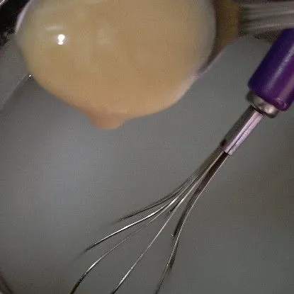 Tambahkan susu kental manis.