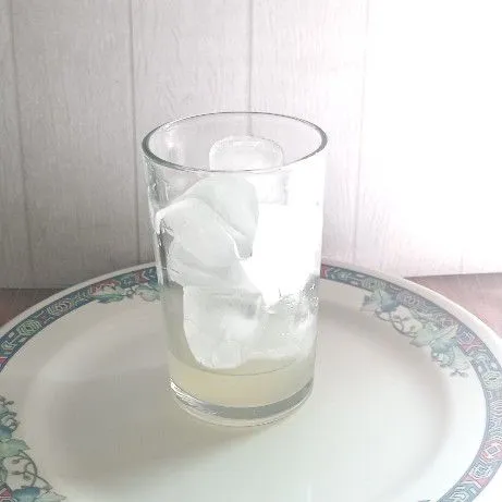 Tambahkan es batu.