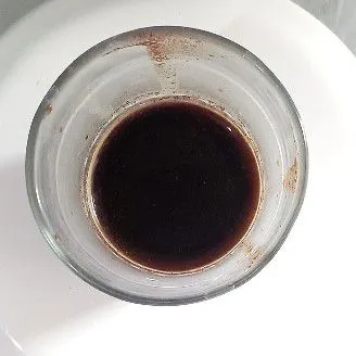 Seduh kopi bubuk dengan 100 ml air panas, saring dan diamkan hingga suhu ruang.