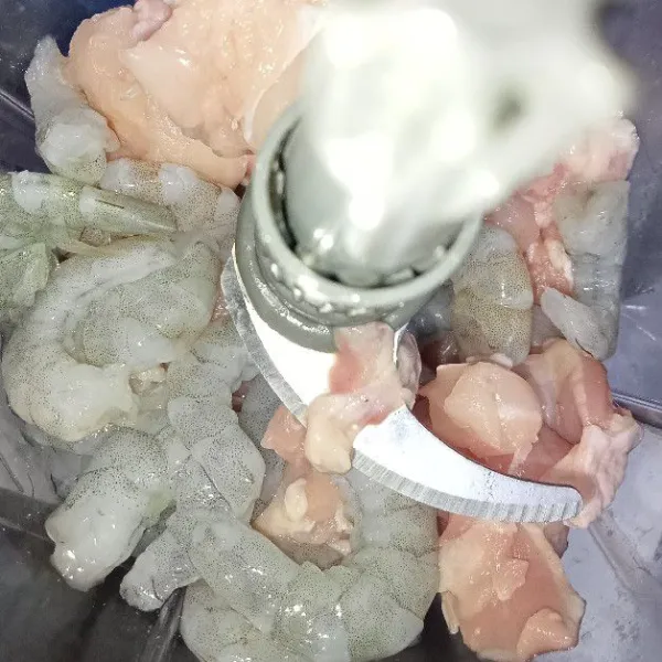 Masukkan ayam dan udang ke dalam chopper dan haluskan.