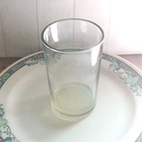 Siapkan gelas saji, tuang air gula dan air jeruk lemon. Aduk rata.