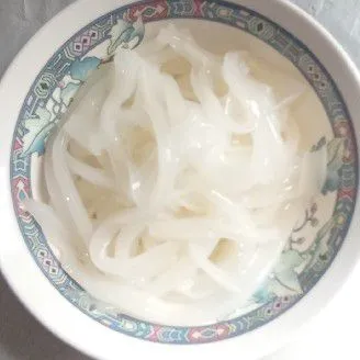Jelly kelapa muda siap digunakan, dipotong-potong atau diserut sesuai kebutuhan.