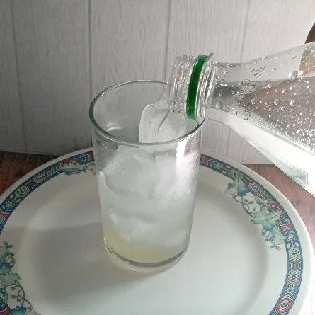 Tuang air soda.