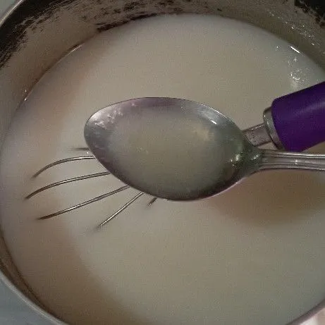 Tambahkan juga air jeruk nipis. Aduk rata.