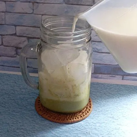Tuang susu cair full cream.