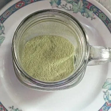 Siapkan gelas saji, masukkan bubuk minuman instan matcha.