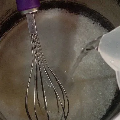 Tuang air, aduk kembali hingga merata.