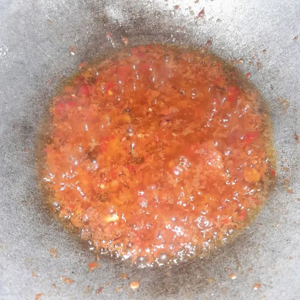 Goreng cabe di minyak yang sudah di panaskan tambah kan kaldu bubuk, masak sampai bau langu hilang