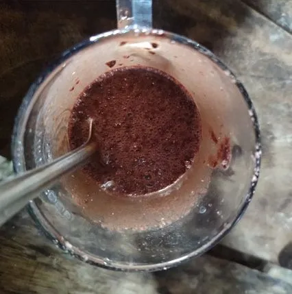 larutkan 60 gr coklat bubuk dengan 8 sdm air panas dan aduk sampai merata