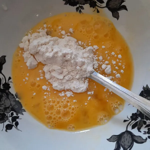 Pecahkan telur, lalu kocok lepas, tambahkan tepung beras, garam dan kaldu bubuk