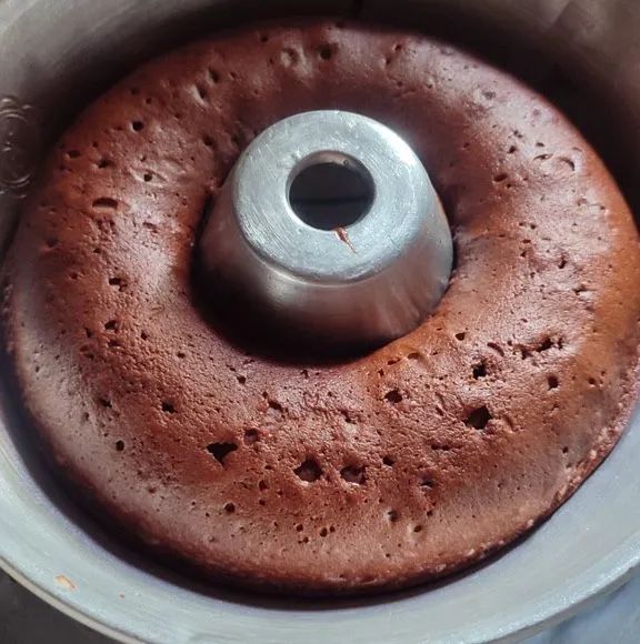 setelah 30 menit bolu sudah matang dan selanjutnya larutkan 30 gr coklat bubuk dengan 4 sdm air panas