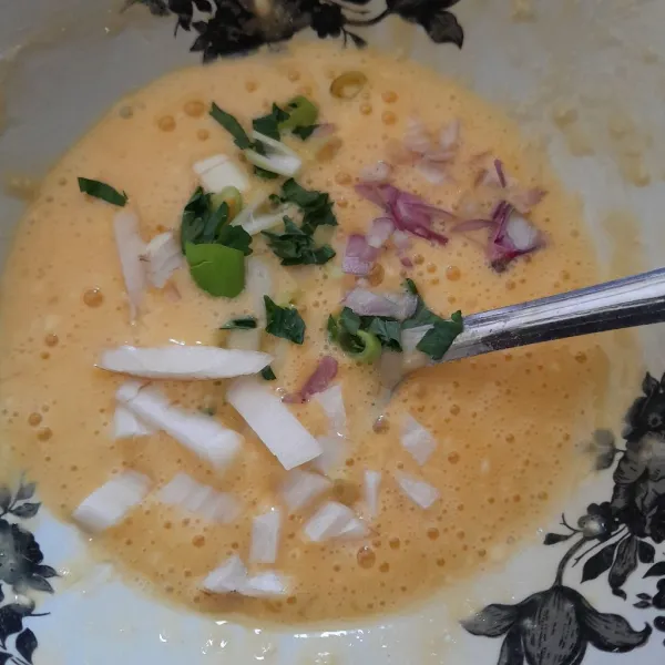 Masukan daun bawang, bawang merah dan bawang bombay, aduk rata kembali