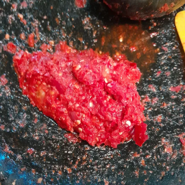 Giling halus bawang merah, cabe merah, garam dan bawang putih