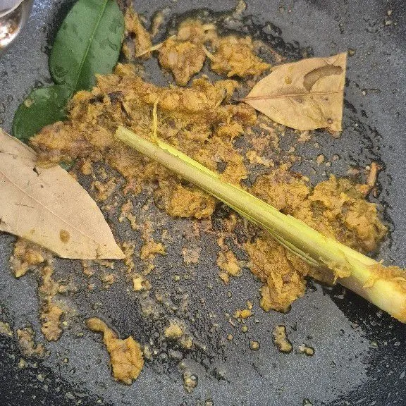 Tumis bumbu halus sampe kecoklatan tambahkan serai, daun salam daun jeruk