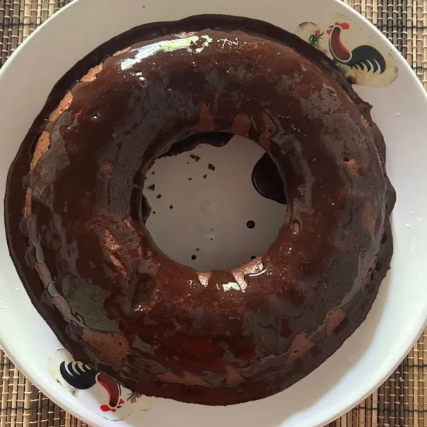 tuang ke atas bolu dan ratakan, bolu siap disajikan