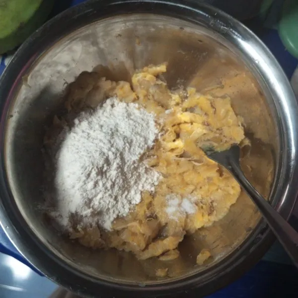 Lumatkan pisang lalu tambahkan tepung terigu dan garam. Campurkan adonan hingga kalis.