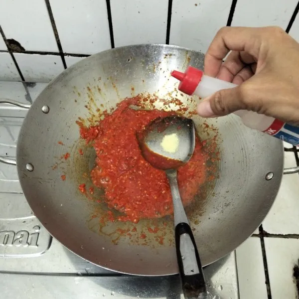Masak bahan sambal hingga matang. Tambahkan garam, kaldu, dan cuka makan. Masak hingga matang, kemudian cek rasanya.