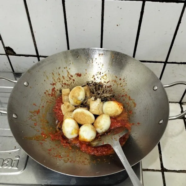 Masukkan telur, tahu, dan ikan teri. Kemudian, aduk hingga rata. Siap dinikmati!