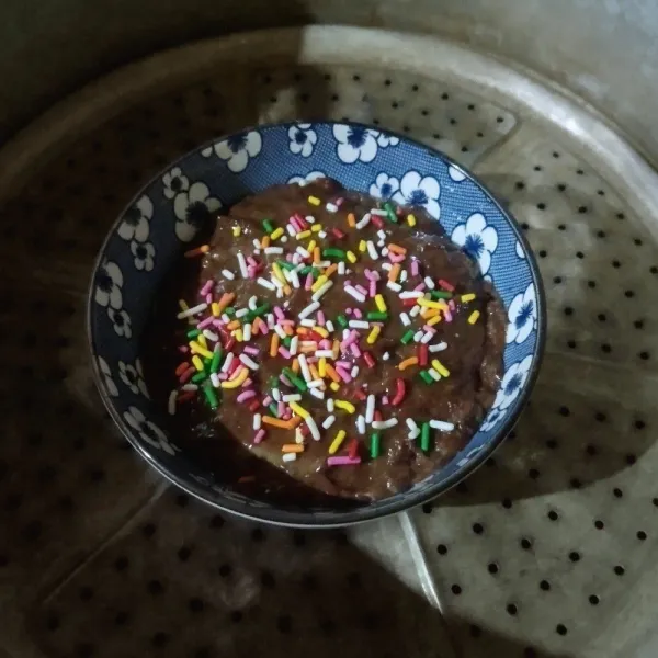Kukus selama 8 menit dengan api yang kecil. Tes tusuk, jika adonan tidak lengket lagi, berarti cake sudah matang. Angkat dan dinginkan.