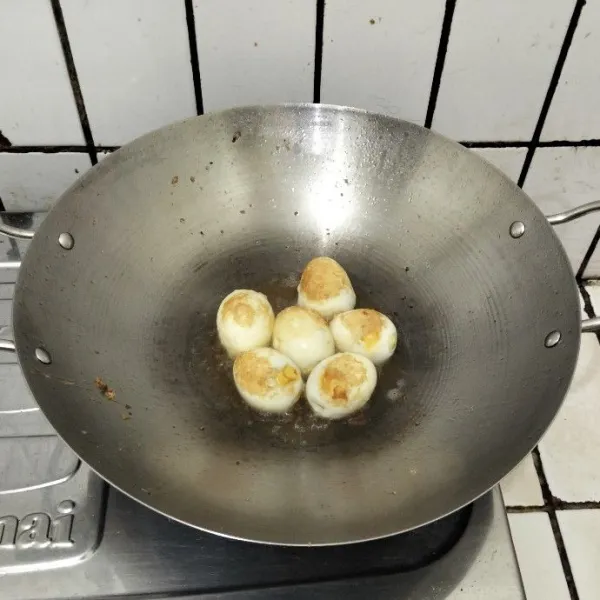 Goreng telur, lalu sisihkan.