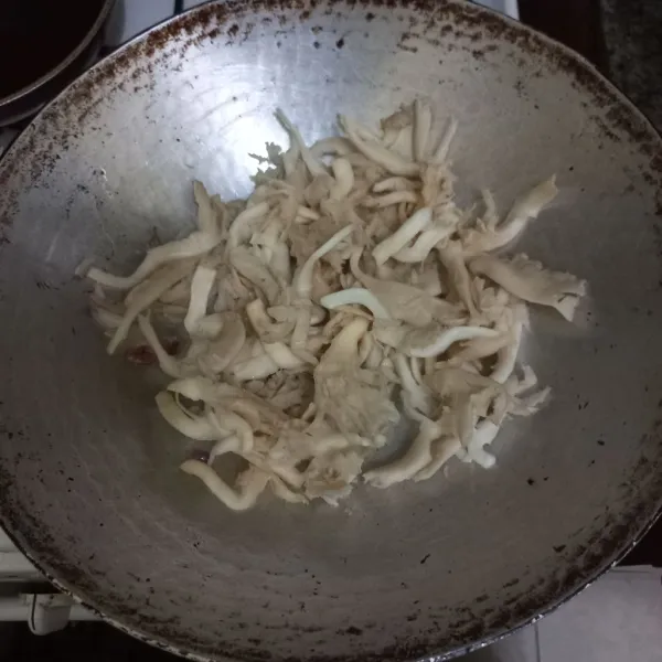 Masuka suwiran jamur tiram, aduk rata