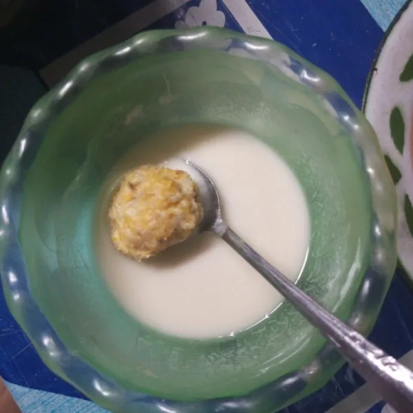 Masukkan bulatan pisang kedalam cairan tepung dan air.