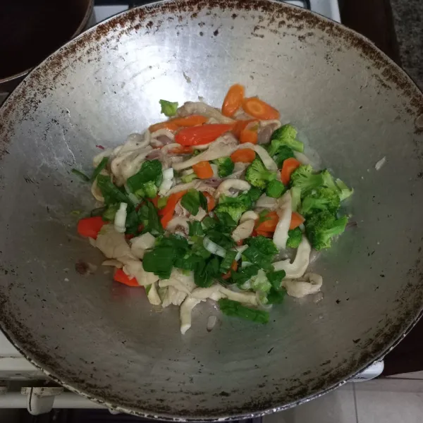 Masukan irisan bawang daun, masak hingga matang