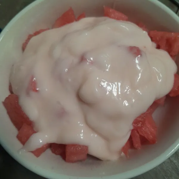 Masukkan dalam mangkok semangka, lalu tuang dengan kuah salad