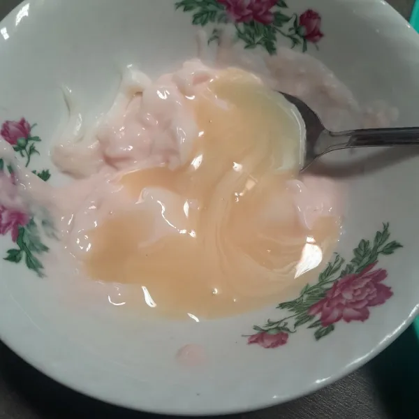 Tambahkan susu kental manis, lalu aduk rata