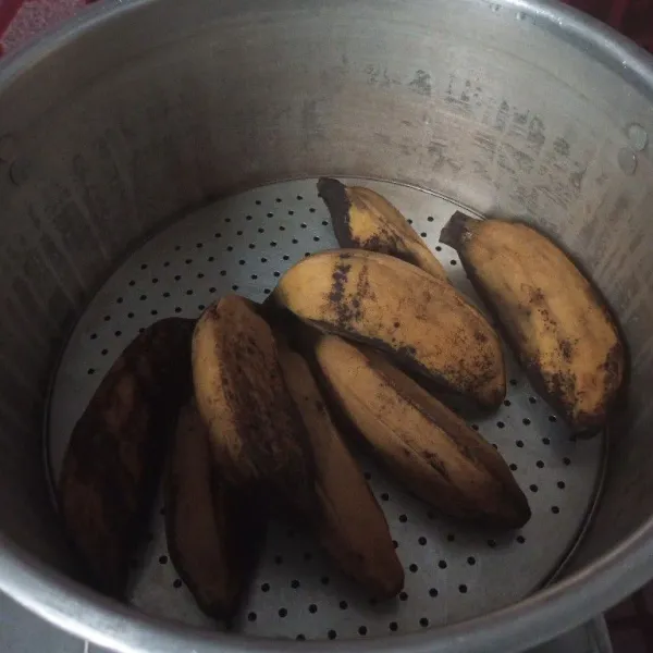 Rebus pisang lalu kupas.