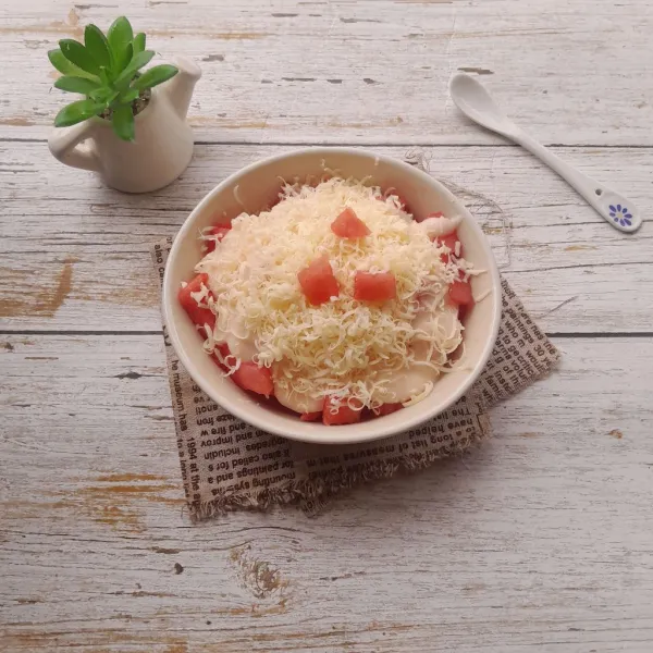 Beri parutan keju di atasnya , masukan dalam lemari es dulu sebelum dinikmati