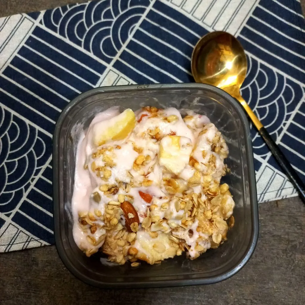 Salad Buah Yoghurt Dan Granola